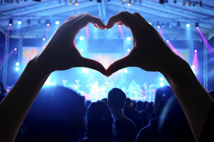 groupie-fan-finie-une groupie-fan-finie-une