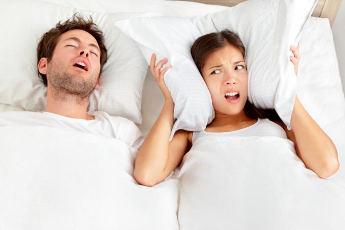 Snoring man - couple in bed ronfle cover