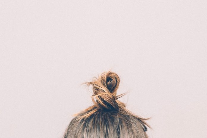 minibun-coiffures-matins-pressés
