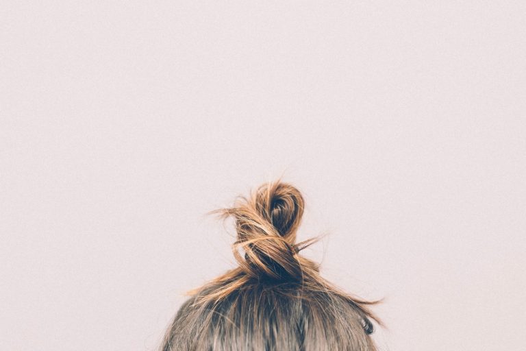 minibun-coiffures-matins-pressés