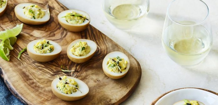 Oeuf coloré au soya et farci au crabe