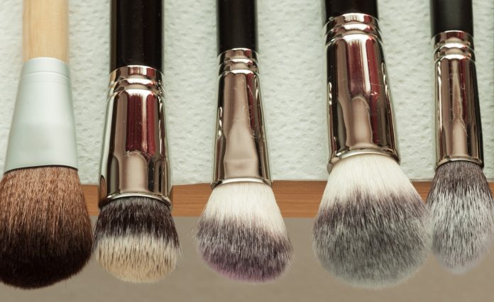 nettoyer pinceaux à maquillage-cover