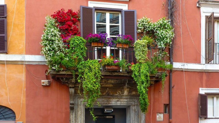 5 idées de génie pour fleurir sa terrasse cet été !