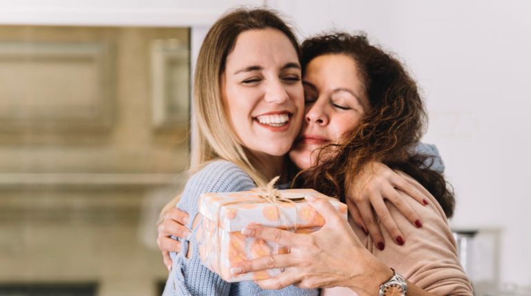 Fêtes des mères – 11 produits de beauté à la rose qui feront plaisir à maman