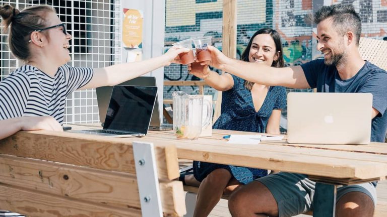 Aire commune : Un espace de travail extérieur et animé dans le Mile End