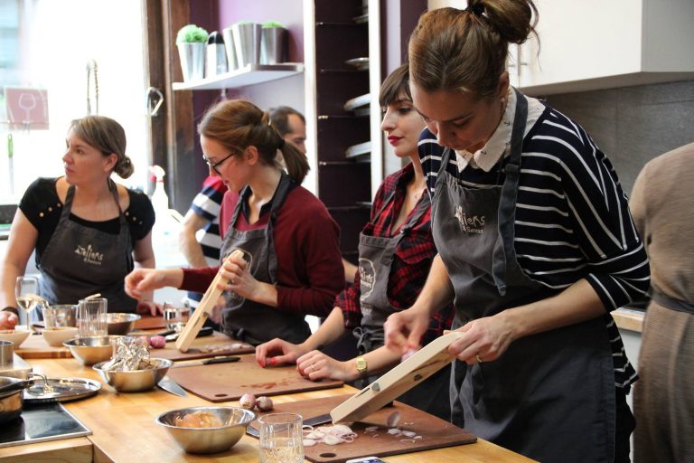 Ateliers et Saveurs : apprendre à cuisiner avec amour et humour