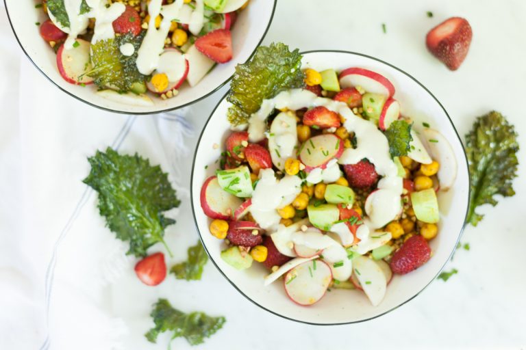 RECETTE – salade estivale fraises, radis & pois chiches