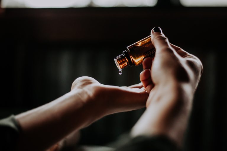 3 huiles essentielles à ajouter à ta routine beauté