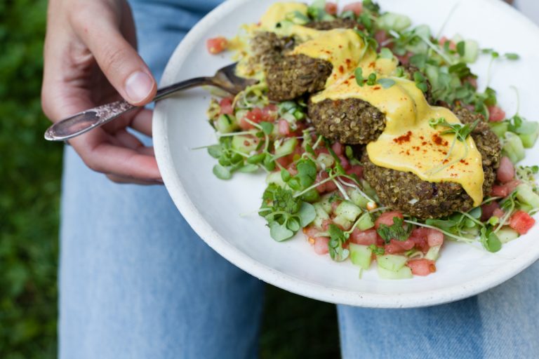 RECETTE VÉGÉ – Croquettes de quinoa sur salsa de melon d&rsquo;eau