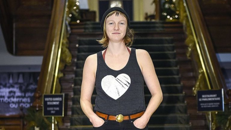 Voici pourquoi le t-shirt de Catherine Dorion me convainc plus que le veston/cravate des autres