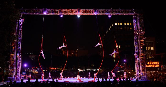 montreal completement cirque-cover