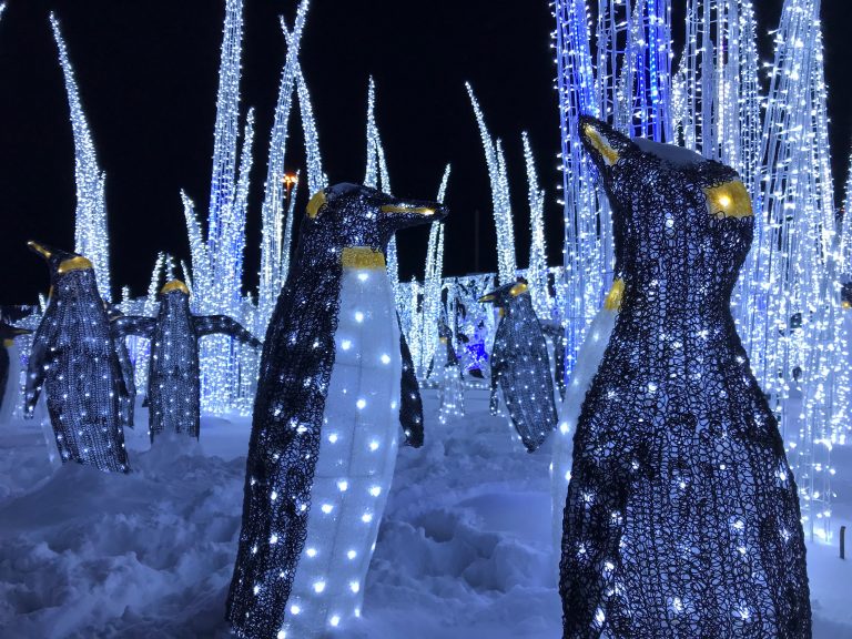 Le plus grand village illuminé au monde a ouvert ses portes à Laval et tu ne veux pas manquer ça!