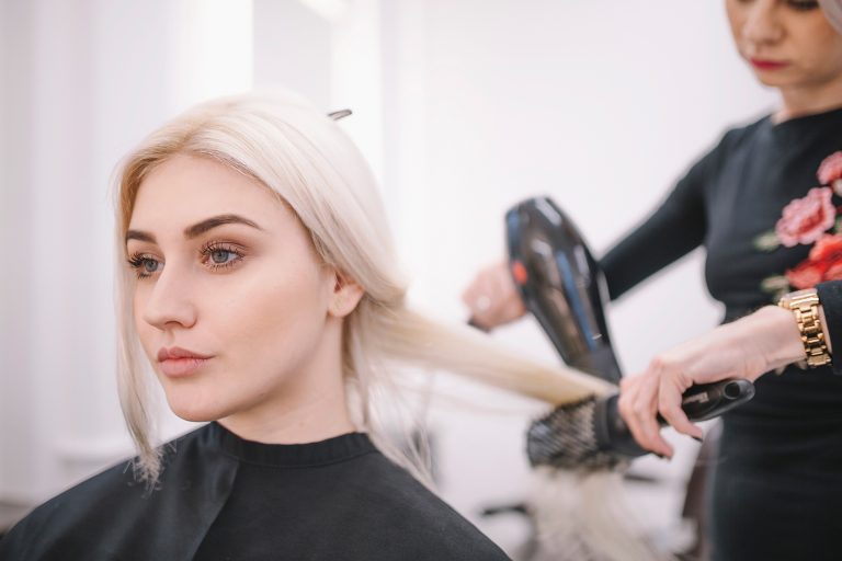 5 choses à NE PAS FAIRE chez le coiffeur durant le temps des Fêtes