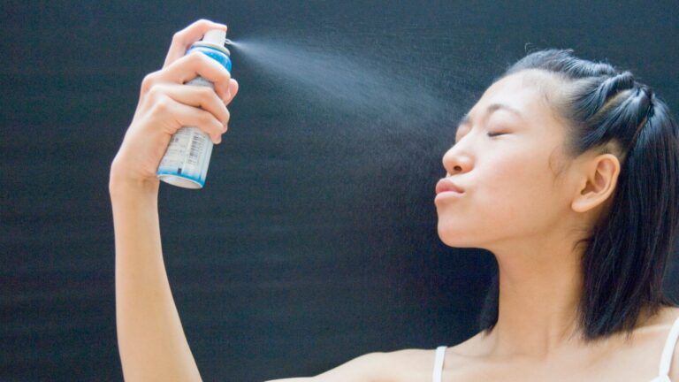 5 brumes pour le visage qui fonctionnent vraiment!