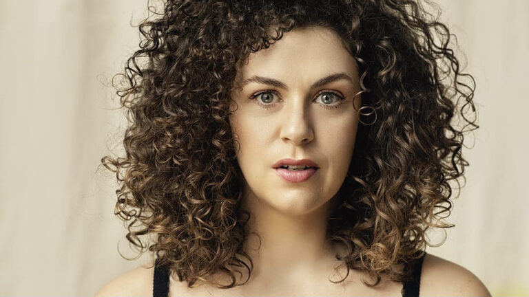 Cheveux frisés : 5 erreurs à éviter
