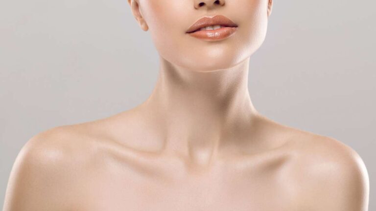 4 gestes beauté pour sublimer ton cou et ton décolleté