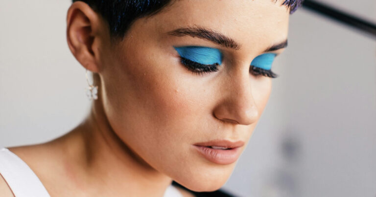 Maquillage bleu – oserez-vous la tendance de l&rsquo;année?